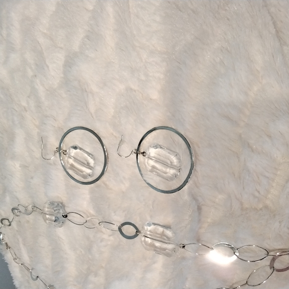 Beautiful necklace and earrings set - Picture 2 of 9